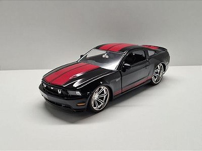 Miniatura Ford Mustang Gt 2010 Preto Metal Jada 1:24