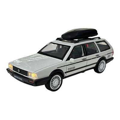 Miniatura Volkswagen Santana Quantum Luz Som Branco 1:32