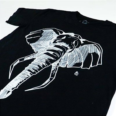 Camiseta preta. Elefante hachuras