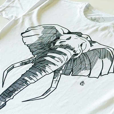 Camiseta branca. Elefante hachuras