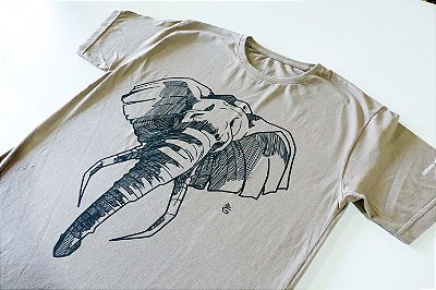 Camiseta bege. Elefante hachuras