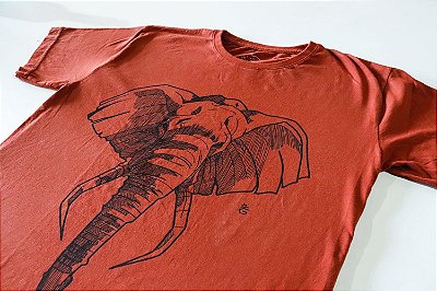 Camiseta bordo. Elefante hachuras