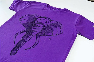 Camiseta roxa. Elefante hachuras