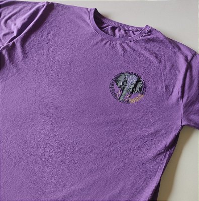 Camiseta roxa. Elefante caligrafitti