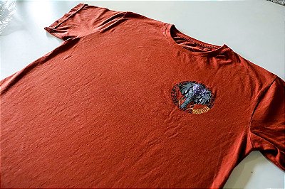 Camiseta bordo. Elefante caligrafitti