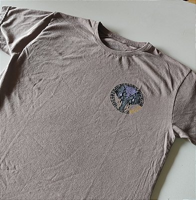 Camiseta bege. Elefante caligrafitti