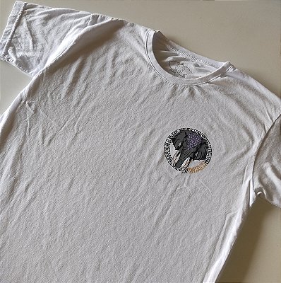 Camiseta branca. Elefante caligrafitti