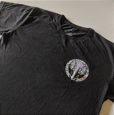 Camiseta preta. Elefante caligrafitti