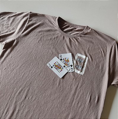 Camiseta bege. Elefante carta coringa