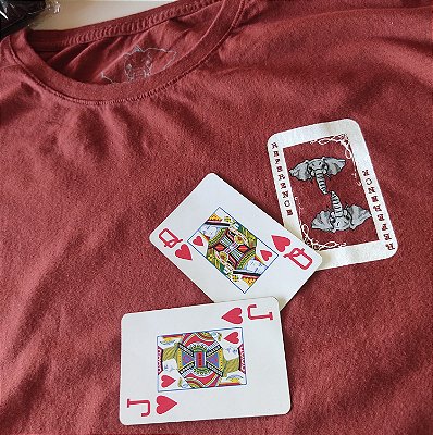 Camiseta bordo. Elefante carta coringa