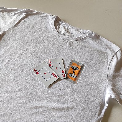 Camiseta branca. Elefante carta coringa