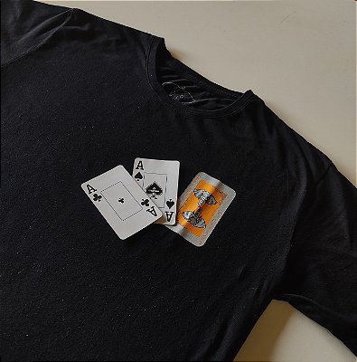 Camiseta preta. Elefante carta coringa