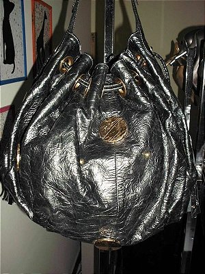 Bolsa com acessórios dourados