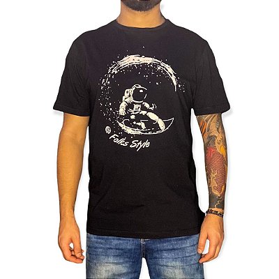 Camiseta Preta Astronauta Surfando no Tubo Folks Style