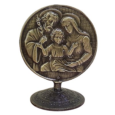 Placa de Metal de Mesa da Sagrada Família com Relevo em 3D e Desenho Resinado no Verso - A Peça - Cód.: 9205