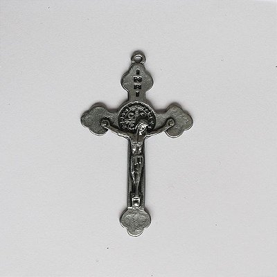 Cruz em Níquel com Cristo e medalha de São Bento - pacote com 30 peças - Cód.: 7832