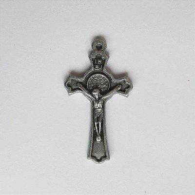 Crucifixo em níquel com Cristo e medalha de São Bento - Pacote com 20 peças - Cód.: 7834