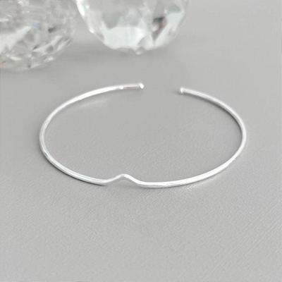 Bracelete Aberto com V em Prata 925 - Ajustável e Elegante