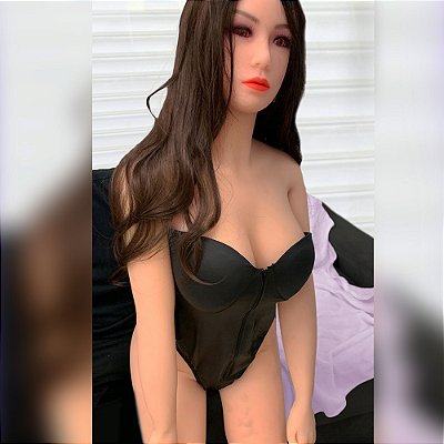 Suzy Real Doll - Boneca Realística Feita Em Cyberskin Com Cabelo Negros, Olhos Mel, Boca Volumosa, Vértebra Em Aço