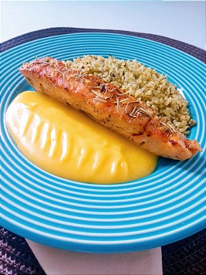 Salmão com ervas + Mousseline de Mandioquinha + Arroz integral com espinafre (360g)