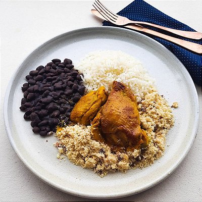 Sobrecoxa + Arroz branco + Feijão preto + Farofa crocante (440g)