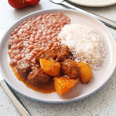 Carne com batatas ao molho + Arroz Branco + Feijão Carioquinha (390g)
