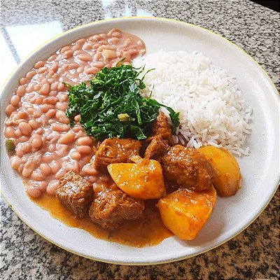 Carne com batatas ao molho + Arroz Branco + Feijão Carioquinha + Couve mineira (450g)
