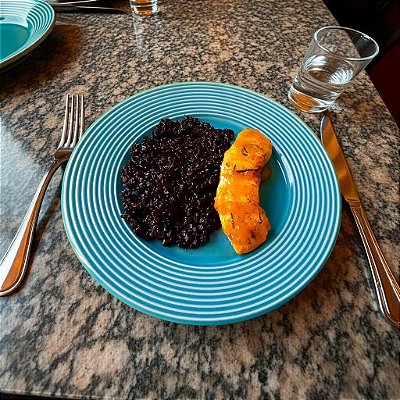 Salmão ao molho de maracujá + Arroz Negro (240g)
