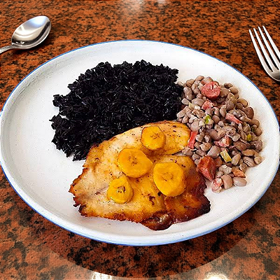 Tilápia com Banana da Terra + Arroz Negro + Feijão Verde Sertanejo (340g)