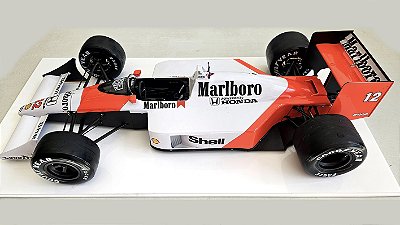 Miniatura Formula 1 Ayrton Senna McLaren MP4/4 1988 - escala 1/8 - acompanha base branca e cúpula de acrílico cristal