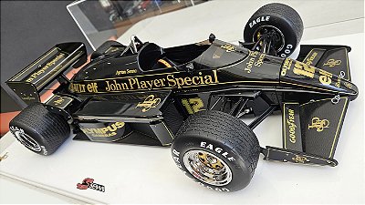 Miniatura Formula 1 Ayrton Senna Lotus 97T 1985 - 1/8 - acompanha base branca e cúpula de acrílico cristal