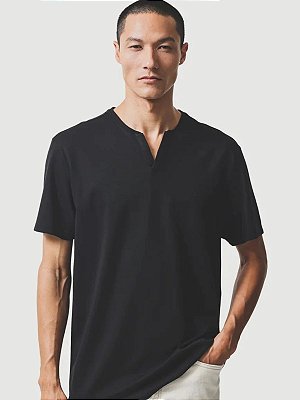 Camiseta Aramis Manga Curta com Detalhe no Decote Preto