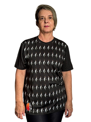 Camiseta com estampa surrealista ladrilhada, por sublimação total, em micro-fibra, tecido tecnológico.