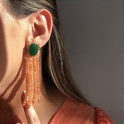 Brinco Oval Esmeralda Leitosa Com Franja Fixa Em Pedras Naturais Jade Laranja Mescla Banhado a Ouro