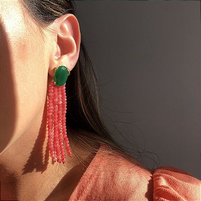 Brinco Oval Esmeralda Leitosa Com Franja Fixa Em Pedras Naturais Jade Goiaba Mescla Banhado a Ouro