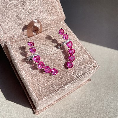 Brinco Ear Cuff Corações Graduados Safira Rosa Banhado a Ródio Branco
