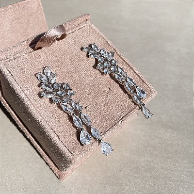 Brinco Cascata Cristal Banhado a Ródio Branco