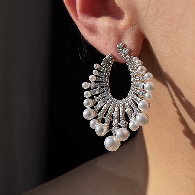 Brinco Argola Frontal Cravejada Com Pérolas Banhado a Ródio Branco