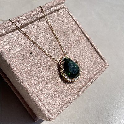 Colar Gota Borda Cravejada Esmeralda Banhado a Ouro
