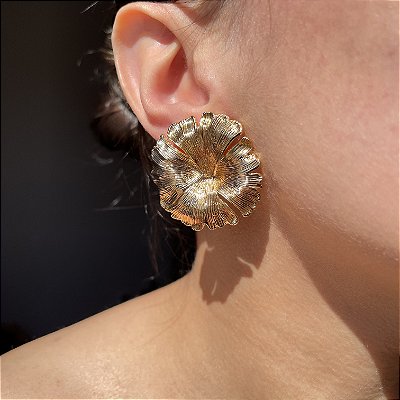 Brinco Flor Texturizado Liso Banhado a Ouro