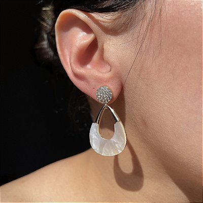 Brinco Gota Vazada Madrepérola Banhado a Ouro