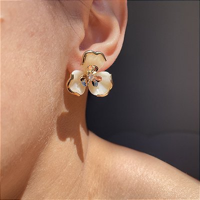 Brinco Orquídea Madrepérola Banhado a Ouro