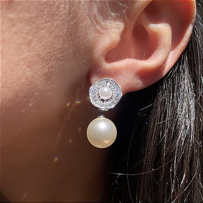 Brinco Pizza Pérola Shell Banhado a Ródio Branco