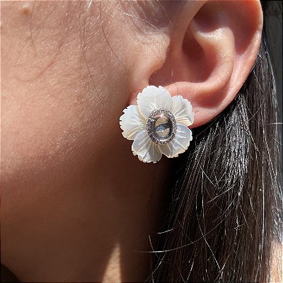 Brinco Flor Madrepérola Banhado a Ródio Branco