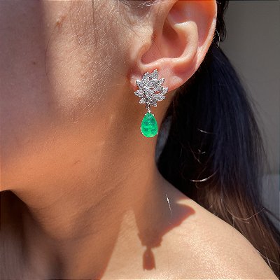 Brinco Mini Folhas Gota Esmeralda Fusion Banhado a Ródio Branco