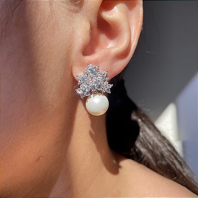 Brinco Clássico Flores Cristal e Pérola Shell Banhado a Ródio Branco