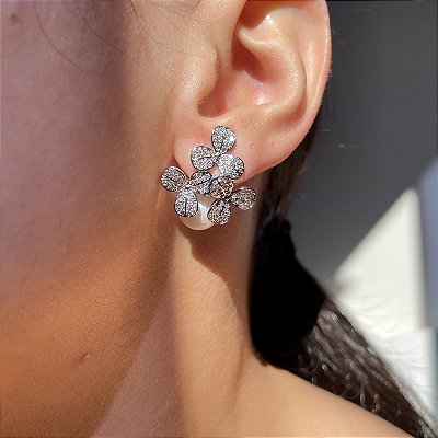 Brinco Clássico 3 Flores Cravejadas e Pérola Shell Banhado a Ródio Branco