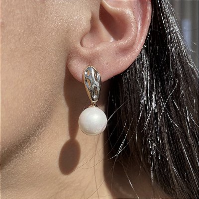 Brinco Organic Pérola Shell Banhado a Ouro
