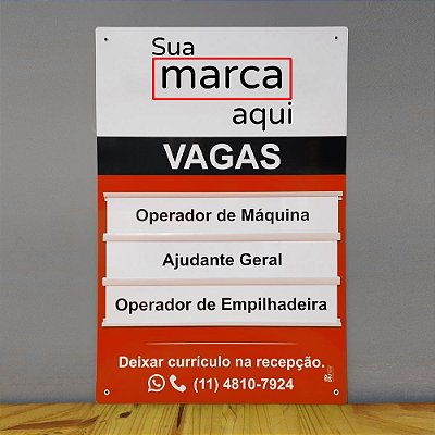 Placa admite-se em ps 40x60 cm personalizada com trilhos para troca dos cargos - acompanha 3 plaquinhas de cargo