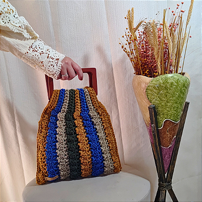 Bolsa colorida com alça de madeira